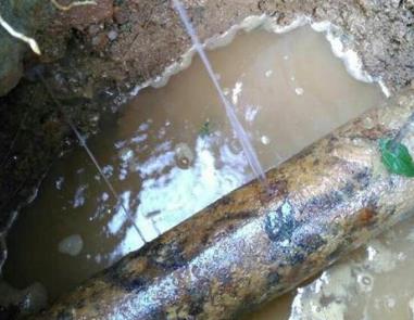 肇州楼顶渗水维修公司分享下地暖漏水的原因及检测方法。